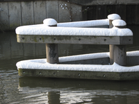 907686 Afbeelding van besneeuwde ducdalven in de Vecht bij de spoorbrug over de Vecht, de Lagenoord en de Lauwerecht te ...